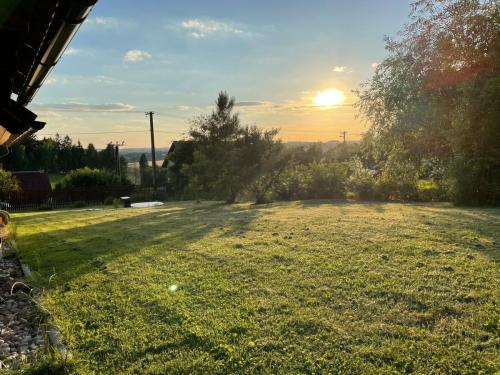 Výhled na zahradu a západ Slunce z pergoly